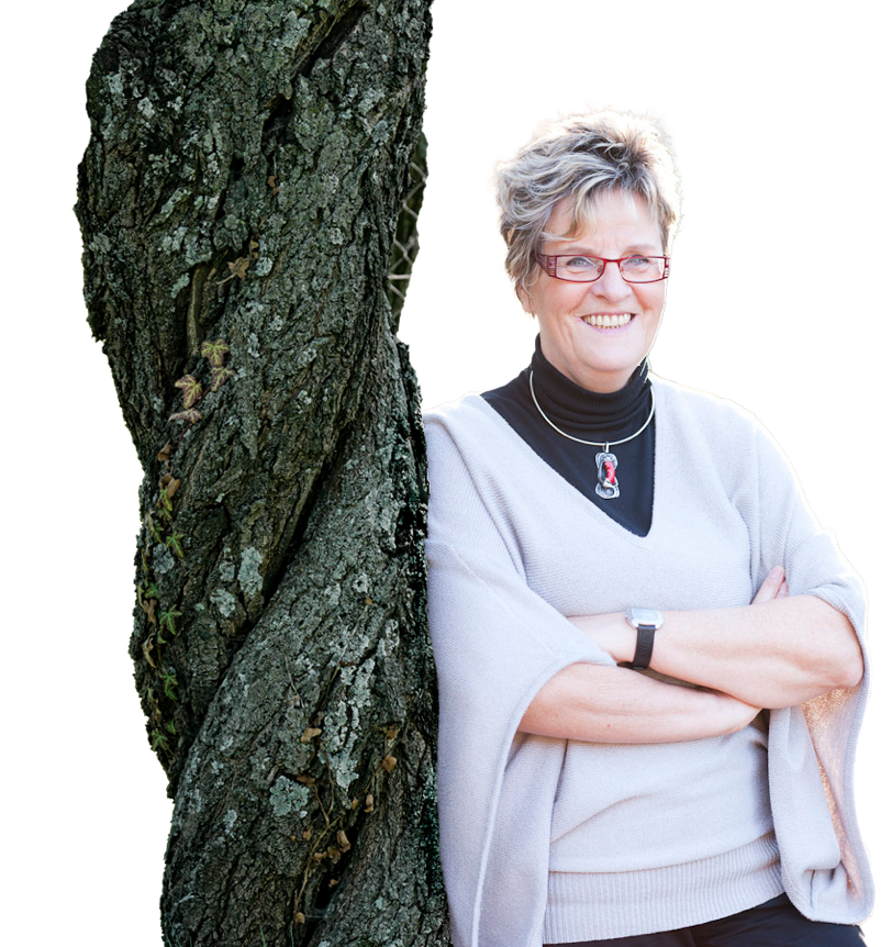 Dr. Frauke Althoff am Baum lehnend